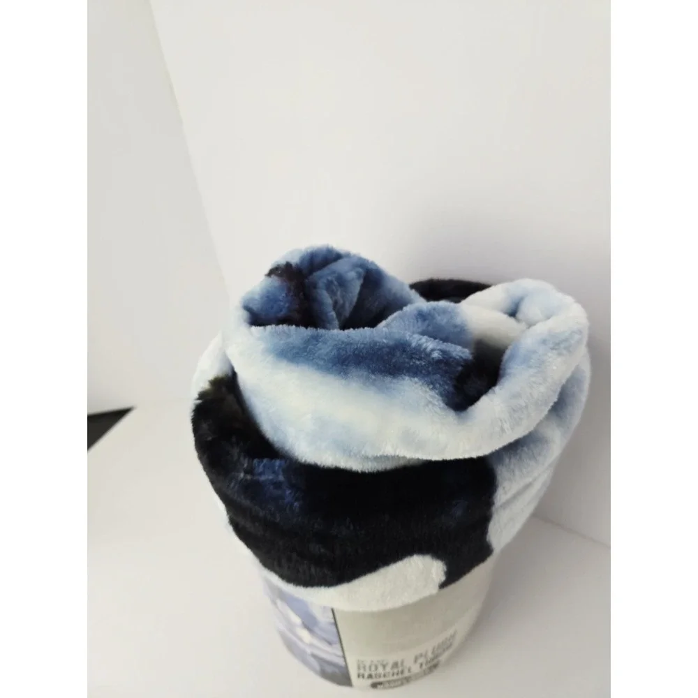 NEW American Heritage Collection Penugins Royal Plush Raschel Throw 50
